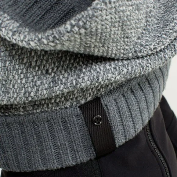 LULULEMON Cozy Yogi Infinity Scarf Wrap in Heathered Medium Grey / Angel Wing OS - Picture 2 of 10